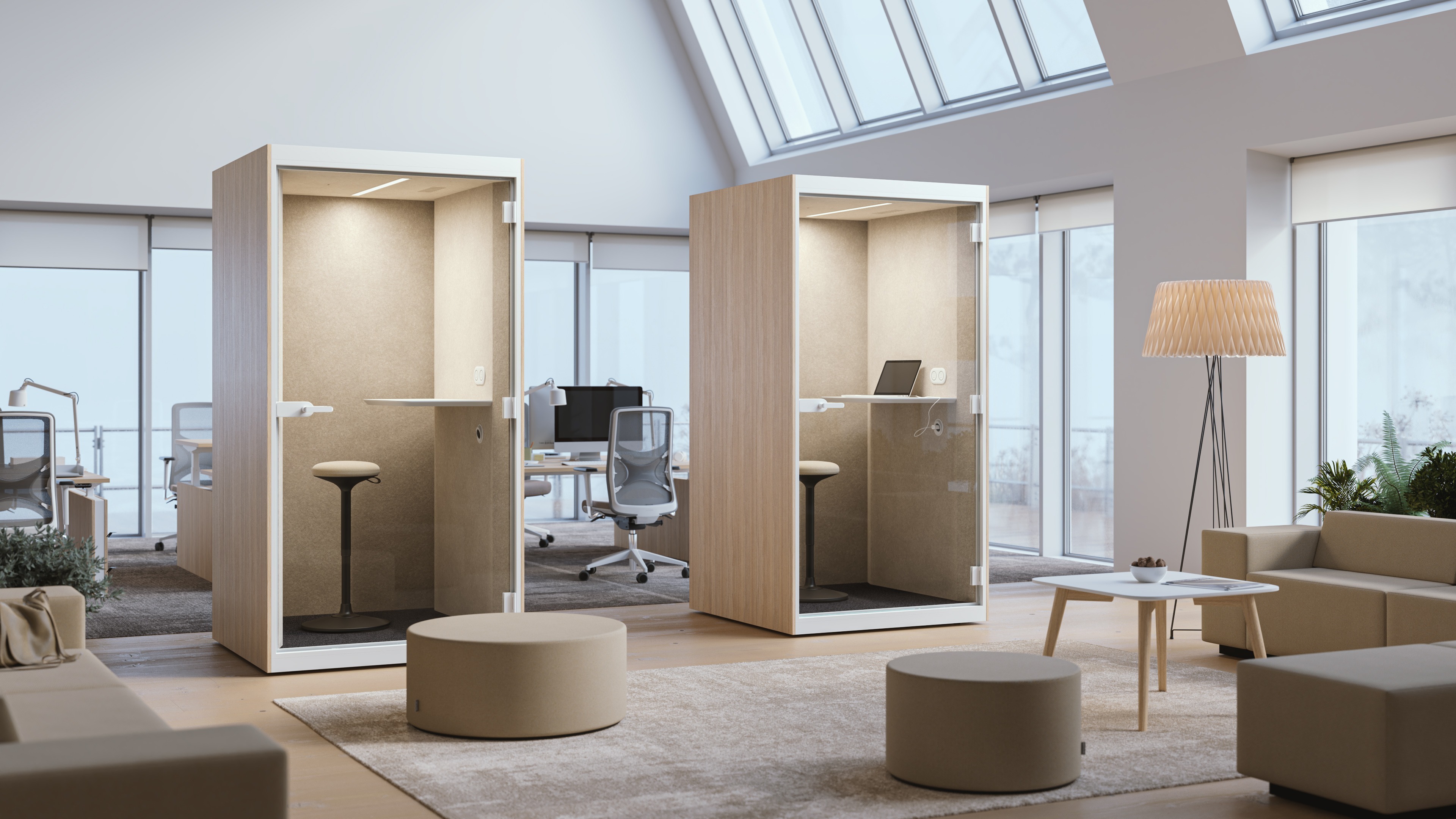 Cabines acoustiques Sonus S dans un espace lounge de bureau avec fauteuils, poufs et mobilier Volum Office